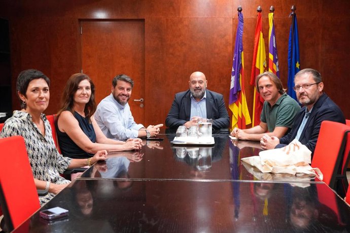 El alcalde de Palma, Jaime Martínez, en la reunión con una representación de la Obra Cultural Balear (OCB)
