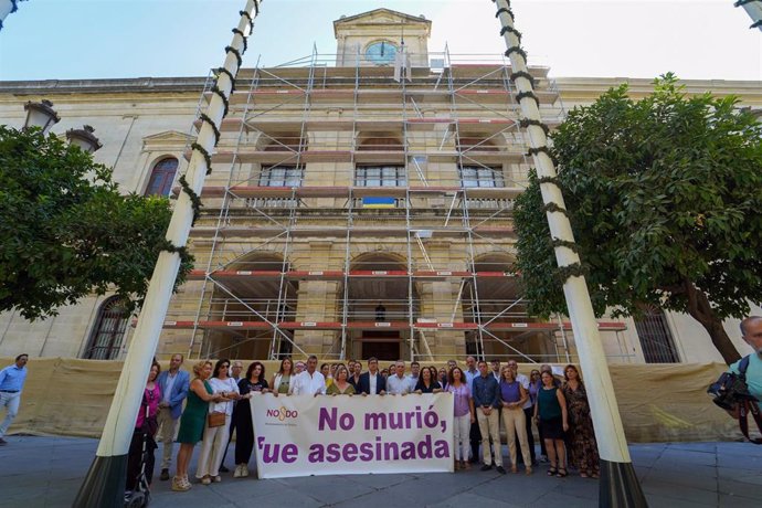 Minuto de silencio de la Corporación a las puertas del Ayuntamiento en repulsa al asesinato de una mujer en Chipiona.