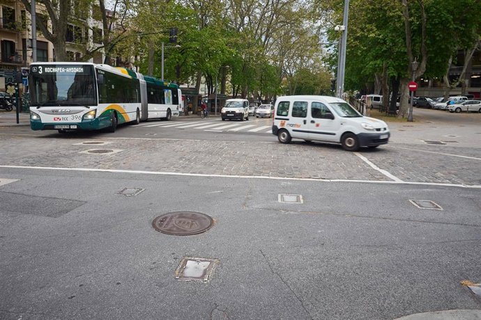 Archivo - Un autobús urbano por las calles de Pamplona.