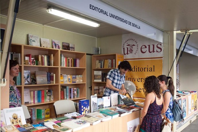 Expositor de la Editorial de la Universidad de Sevilla en la Feria del Libro, en foto de archivo.