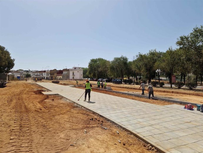 Labores de construcción de un aparcamiento de autocaravanas, junto al polígono industrial El Pilero.