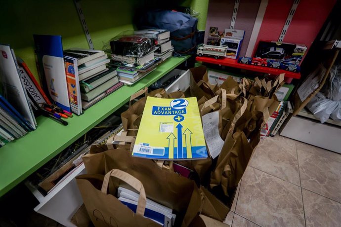 Archivo - Libros de texto reservados en la librería-papelería 'Zepol', en Pozuelo de Alarcón, Madrid (España). 