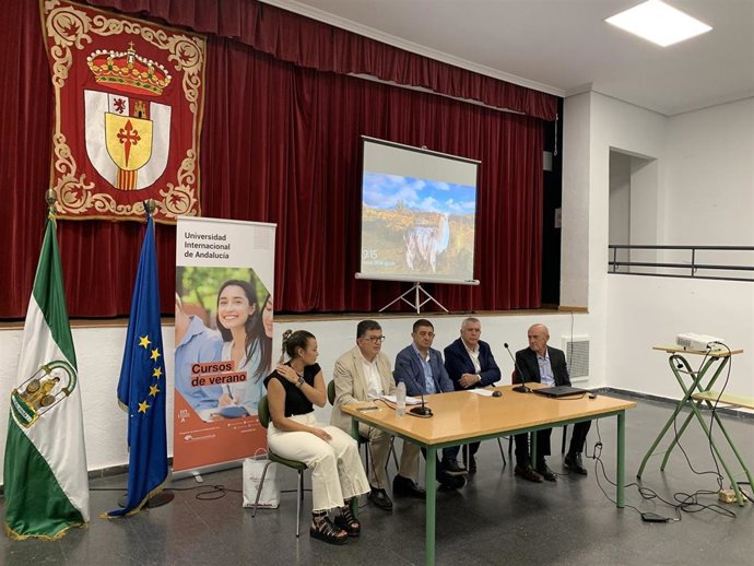 Inauguración del encuentro 'Comunidades energéticas' de los cursos de verano de la UNIA en Albanchez de Mágina (Jaén)
