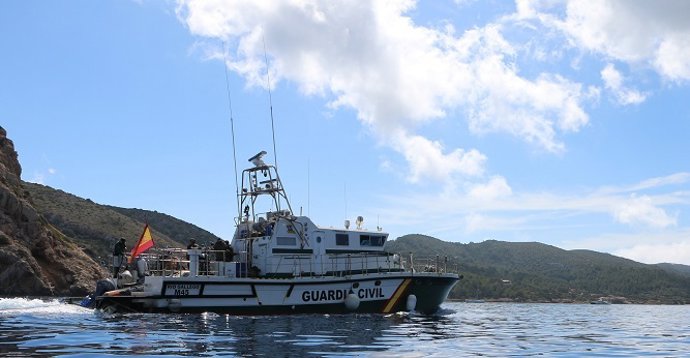 La Guardia Civil rescata en el mar a cuatro personas en la Bahía de Cabrera