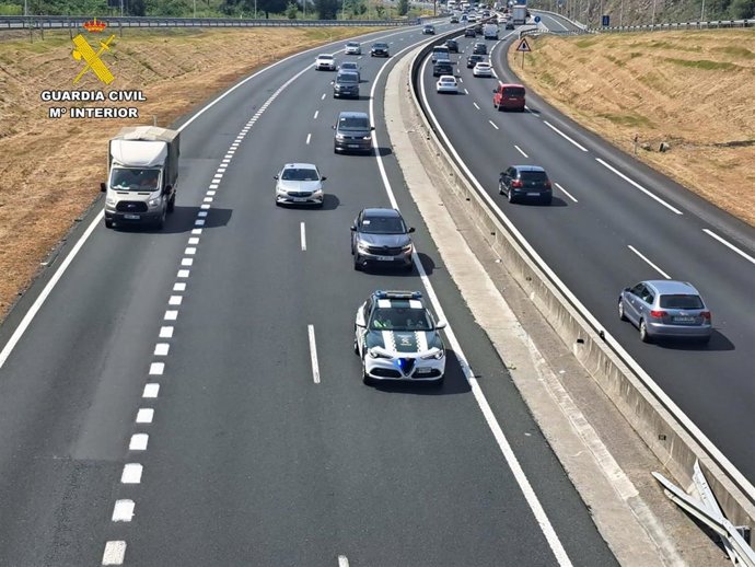 Imagen de archivo de un coche de la Guardia Civil por la autovía