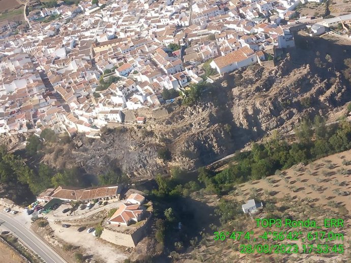 El incendio en El Burgo ha queaddo controlado. Efectivos movilizados por el Plan Infoca actúan ahora por tierra para extinguirlo definitivamente.