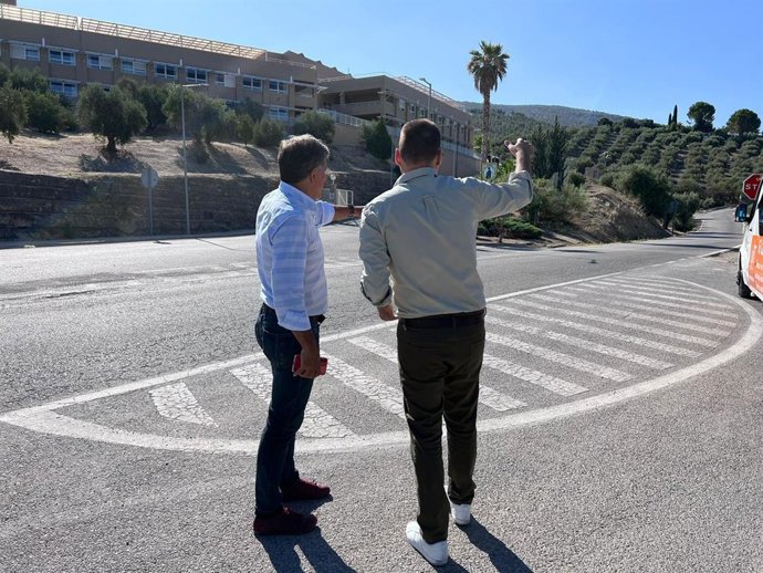 Losa (i) analiza el recorrido de la línea.