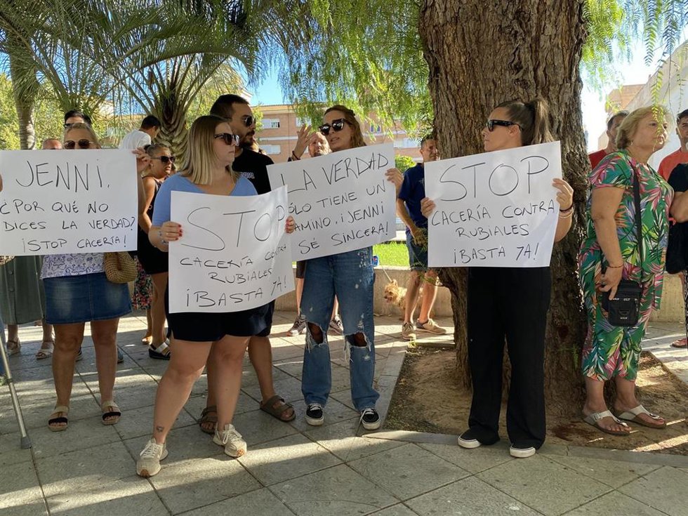Vecinos se concentran ante la iglesia de Motril (Granada) donde la madre de Rubiales sigue en huelga de hambre