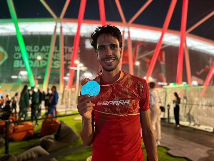El atleta español Mohamed Katir muestra su medalla de plata en los 5.000 metros en el Campeonato del Mundo de Budapest 2023.