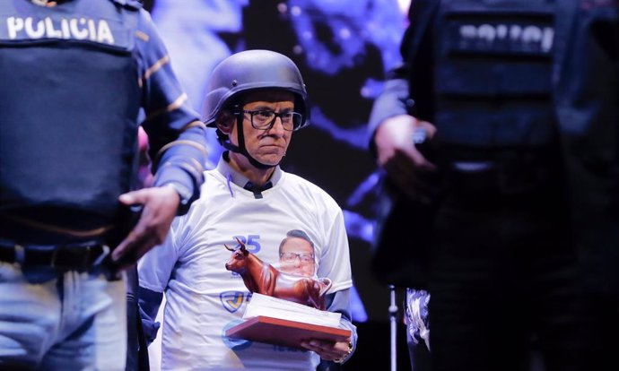 17 August 2023, Ecuador, Quito: Christian Zurita, presidential candidate from the Construye (Build) movement nominated to succeed the recently killed Villavicencio, wears a bulletproof vest and ballistic helmet as he attends his campaign's final rally i