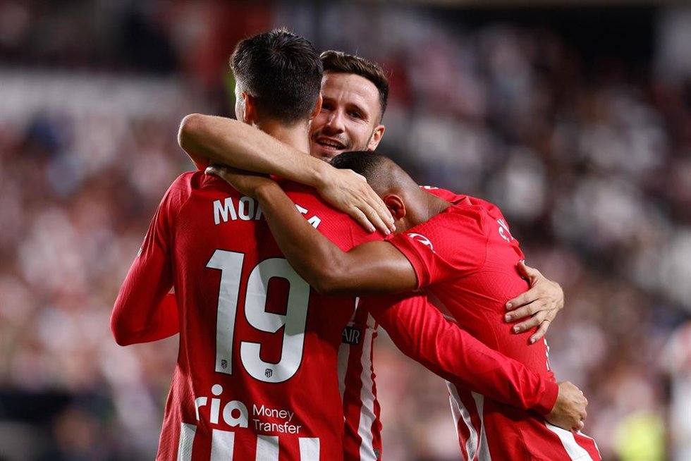 El delantero Álvaro Morata celebra uno de sus dos tantos en la goleada histórica (0-7) del Atlético en Vallecas.  
