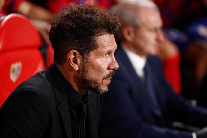 El entrenador del Atlético de Madrid, Diego Pablo Simeone, en el banquillo de Vallecas para afrontar el derbi contra el Rayo Vallecano en el que lograron una histórica goleada (0-7).