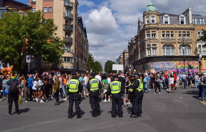 Agentes de Policía vigilan el desfile del segundo día del carnaval de Notting Hill, Londres