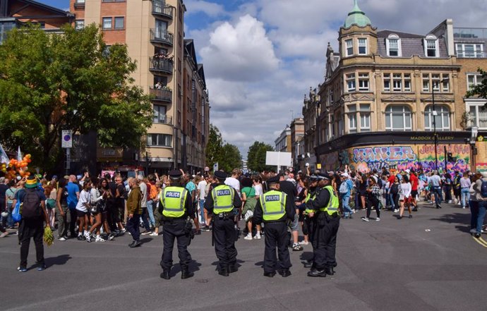 Agents de Policia vigilen la desfilada del segon dia del carnestoltes de Notting Hill, Londres