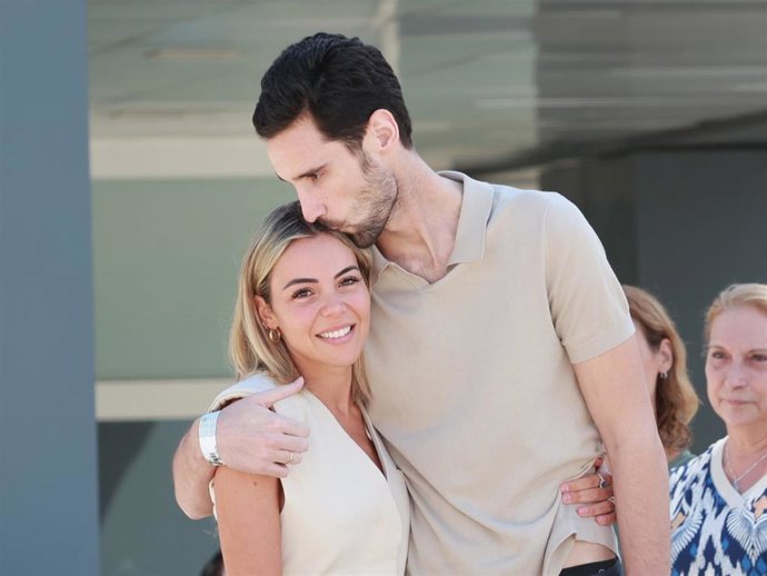Alba Silva y Sergio Rico abandonando el hospital Virgen del Rocío de Sevilla el pasado 18 de agosto