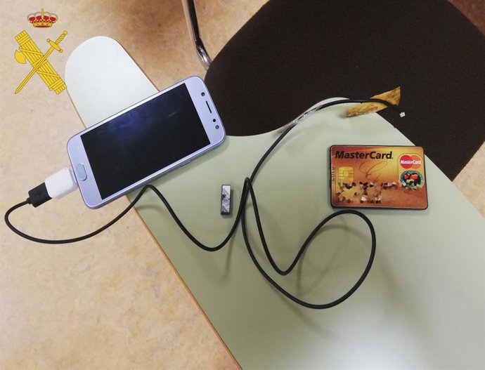 La Guardia Civil De Teruel Sorprende En La Sala De Exámenes De La Jefatura Provincial De Tráfico, A Dos Personas Copiando En Un Examen Teórico Para La Obtención Del Permiso De Conducir