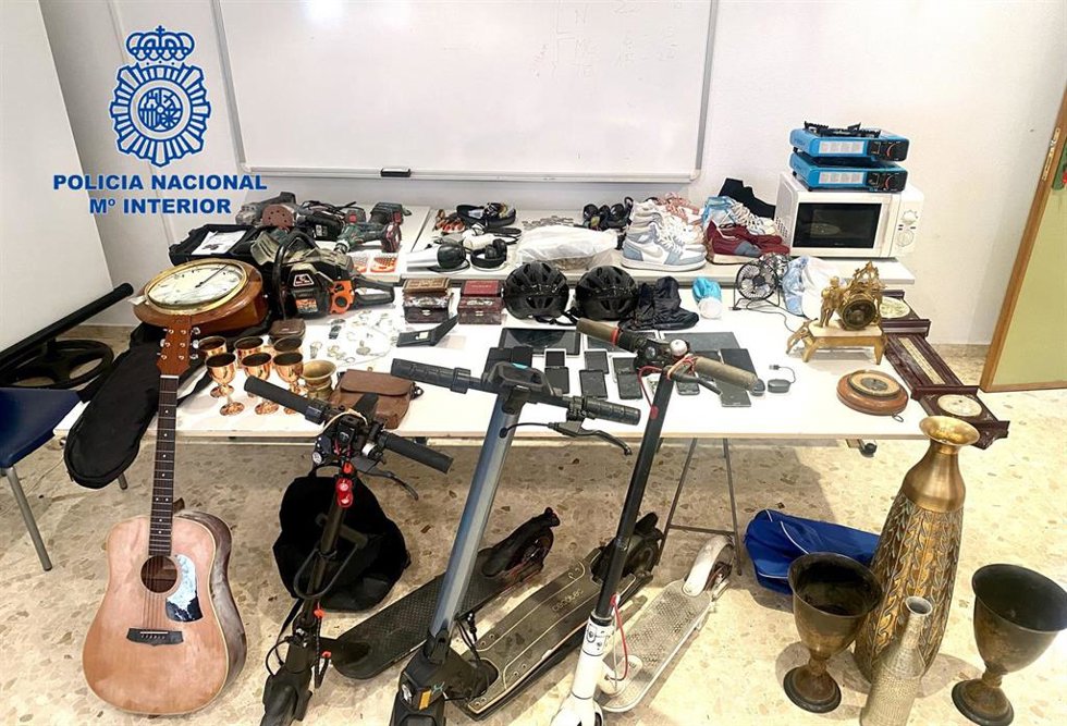 Imagen de los objetos recuperados por la Policía Nacional tras detener a dos hombres como presuntos autores de robo en Alzira (Valencia).