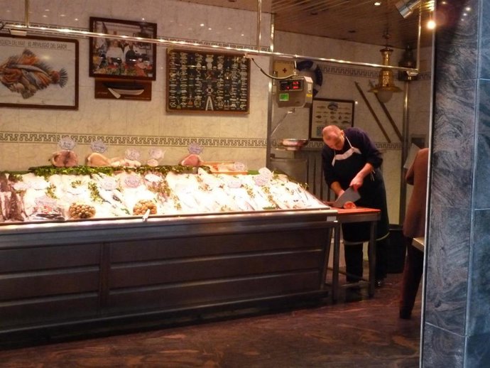 Archivo - pescadero en una pescadería