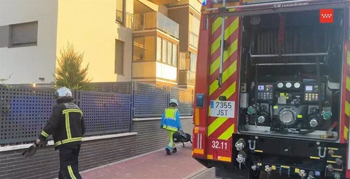 Actuación de Bomberos en el incendio de una pérgola en una vivienda de Móstoles.