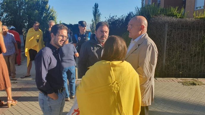 El alcalde de Valladolid, Jesús Julio Carnero, primero por la derecha, en su visita al lugar del siniestro en Parquesol.