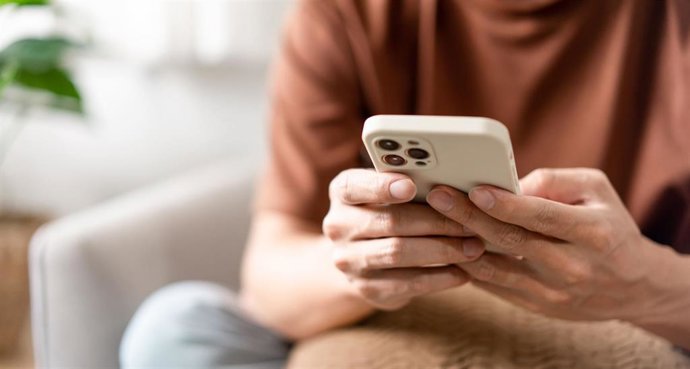 Imagen de archivo, usuario con un teléfono