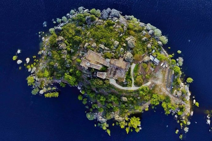 La isla privada con castillo amurallado en Barraco.