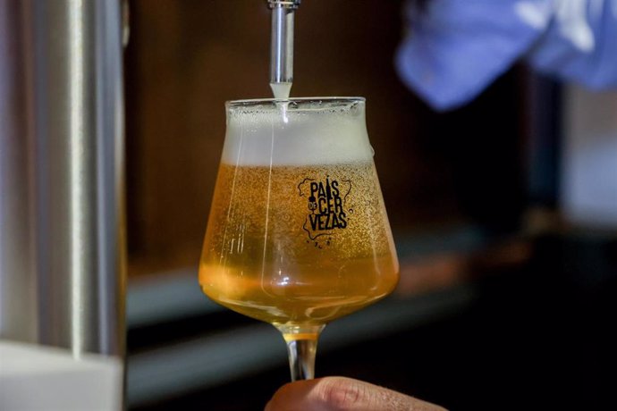 Archivo - Una cerveza rubia de grifo tirada en copa de cristal durante el Gran Festival de la Cultura Cervecera de España 