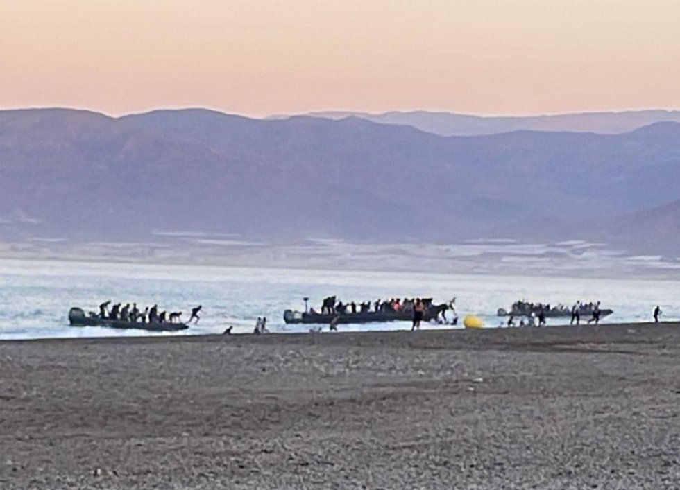 Migrantes desembarcan de varias neumáticas en una playa del Poniente de Almería