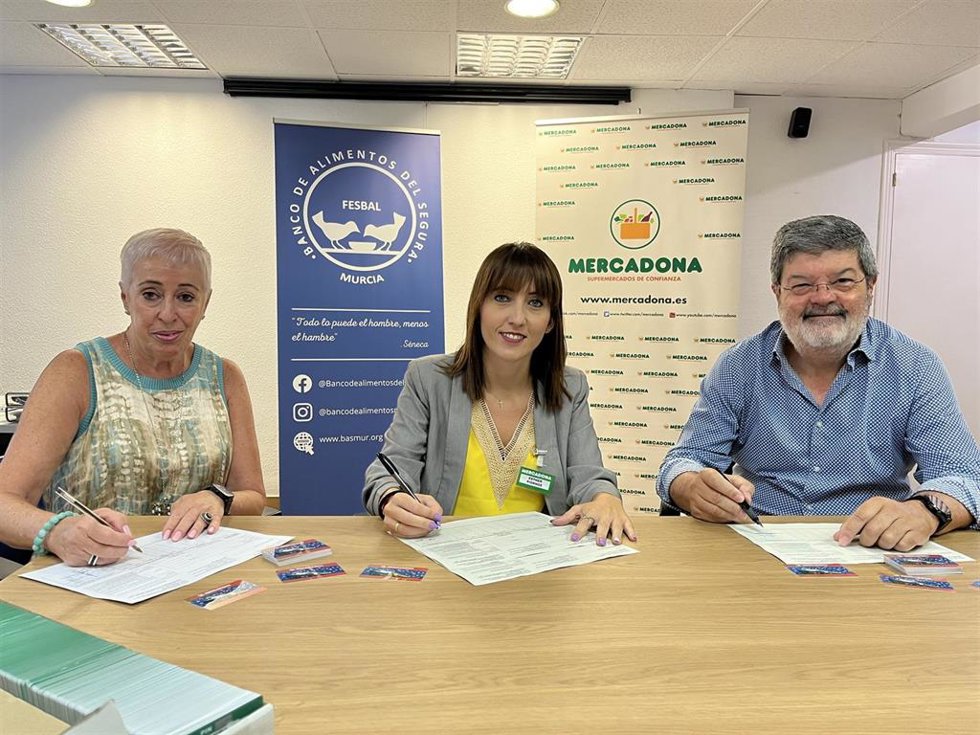 Jose García-Galbis, presidente del Banco de Alimentos del Segura; Fina González, vicepresidenta de la entidad, y Esther Piornos, directora Territorial de Relaciones Externas de Mercadona