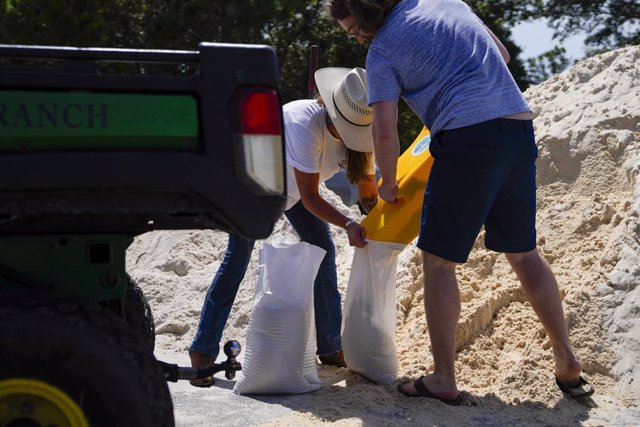 August 28, 2023, Pinellas Park, Florida, USA: Pinellas Park residents prepare sandbags at Helen S. Howarth Community Park, in preperation for Tropical Storm Idalia, soon expected to become a major hurricane and aiming for Florida's Gulf Coast later this w
