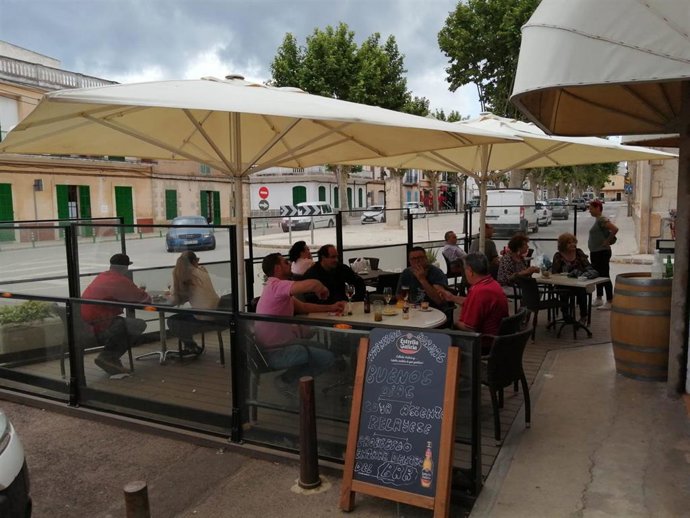 Archivo - Una terraza de un establecimiento de hostelería