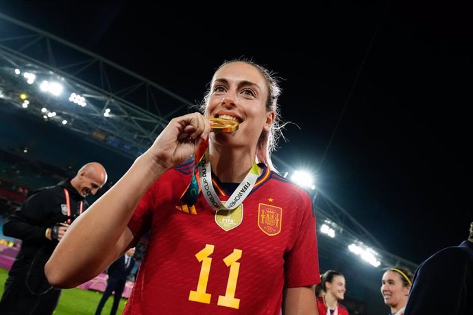 El futbolista de la selección española Alexia Putellas muerde su medalla de campeona del Mundo. 