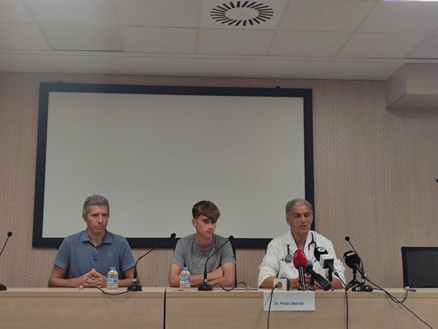 A la izquierda, el responsable de la unidad de Hemodinámica Pediátrica, Pedro Betrián, junto al primer paciente que ha recibido esta intervención en Europa