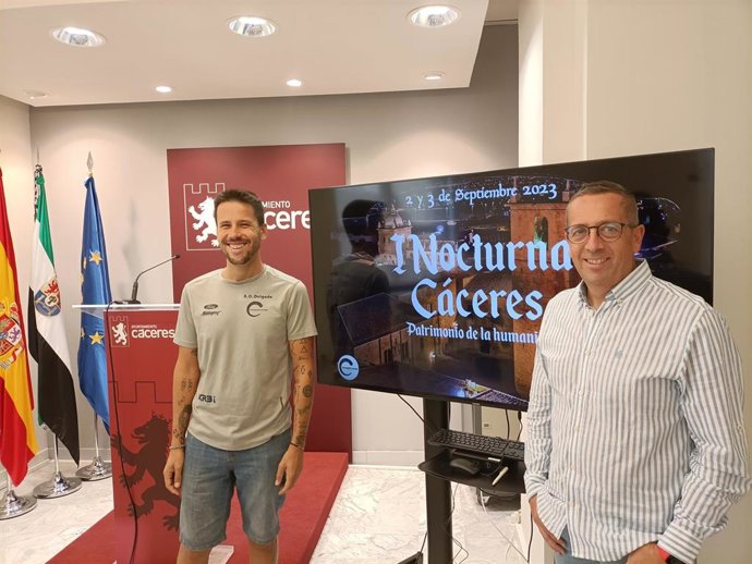 El presidente del ODCompeticion, Roberto Delgado, y el concejal de Deportes, Emilio Borrega, en la presentación del I Rallye Nocturno Cáceres Patrimonio de la Humanidad