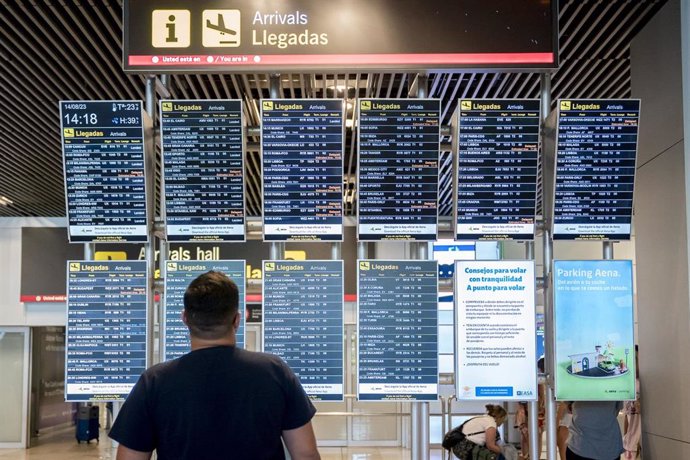 Un hombre observa el panel de llegadas de vuelos en la terminal 1 del aeropuerto Adolfo Suárez Madrid-Barajas, a 14 de agosto de 2023, en Madrid (España). 