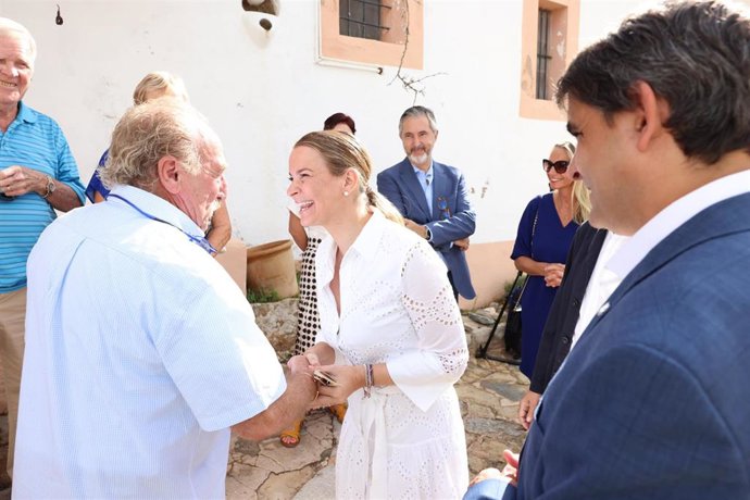 Archivo - La presidenta del Govern, Marga Prohens, durante su visita a las colonias de verano de Aspanob, que se llevan a cabo en el centro Es Burotell de Calvi