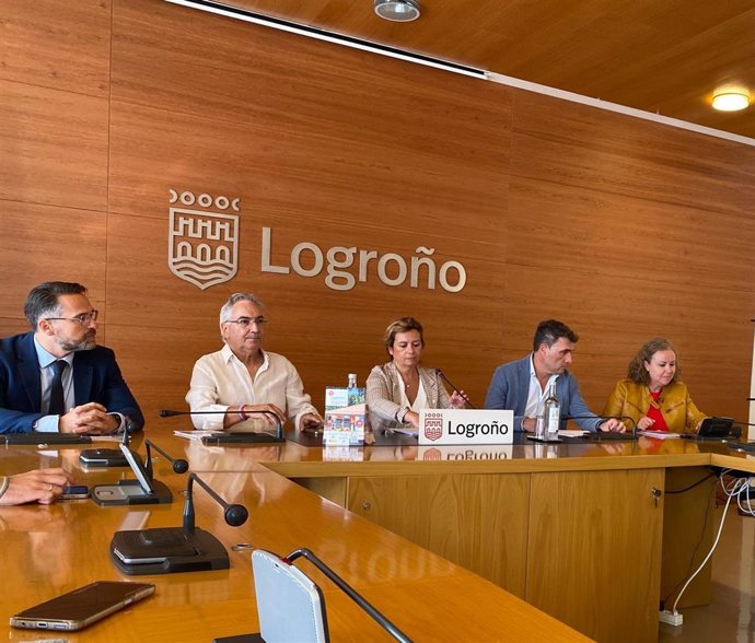 La concejala de Educación, Laura Arrieta,  el presidente de la Universidad Popular de Logroño (UPL), José Luis Sáez, la directora de la UPL,  el gerente de Fundación Caja Rioja, y el responsable de Acción Social de la Zona Territorial Ebro de Caixa Bank.