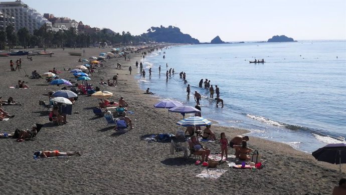 Archivo - Playa de Almuñécar (Granada), en imagen de archivo