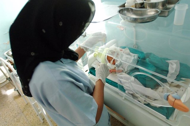 Archivo - Matrona neonatal en Herat.