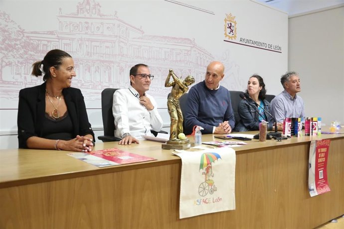El alcalde de León, José Antonio Diez, en el centro, junto con los padrinos y los organizadores del VII Torneo de Golf Benéfico de Aspace León.