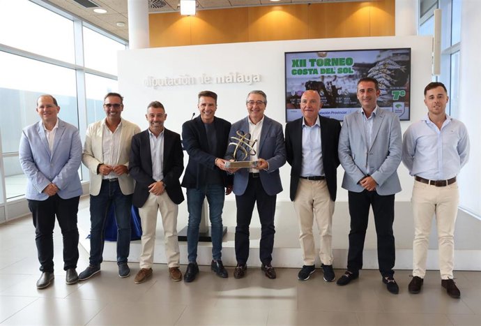 El presidente de Diputación y alcalde de Rincón de la Victoria, Francisco Salado, ha presentado el torneo junto al alcalde de Torrox, el presidente de Unicaja Baloncesto y el gerente de Málaga Deporte y Eventos del Ayuntamiento de la capital.
