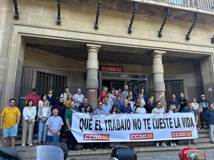 Responsables de CCOO en Aragón se concentran a las puertas de este sindicato en Zaragoza para mostrar su rechazo a la sucesión de accidente laborales