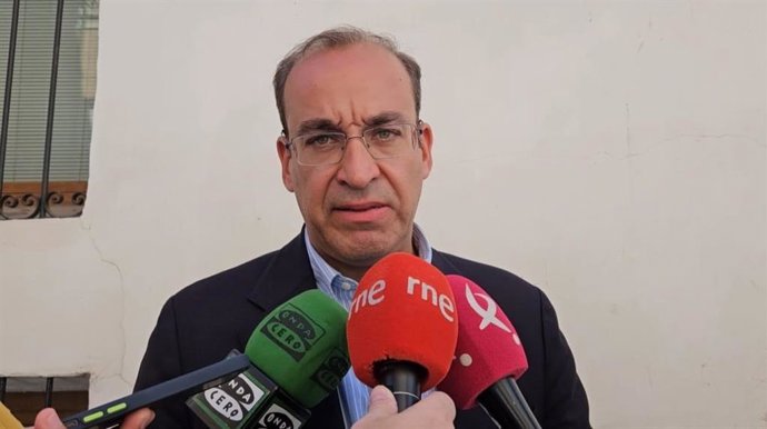 El alcalde de Cáceres, Rafael Mateos, atiende a los medios