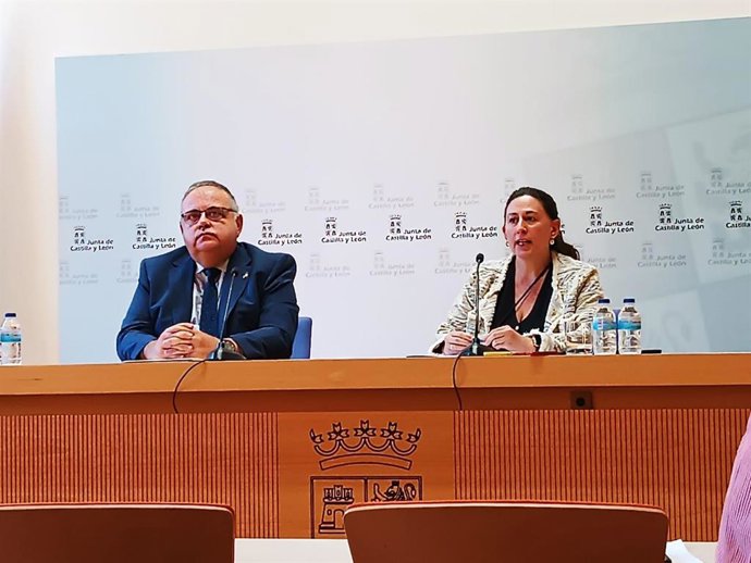 El consejero de Sanidad, Alejandro Vázquez, compañado por la directora general de Salud Pública de la Junta de Castilla y León, Sonia Tamames Gómez