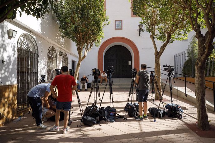 La madre de Luis Rubiales sigue encerrada por segundo día en la iglesia Divina Pastora de Motril