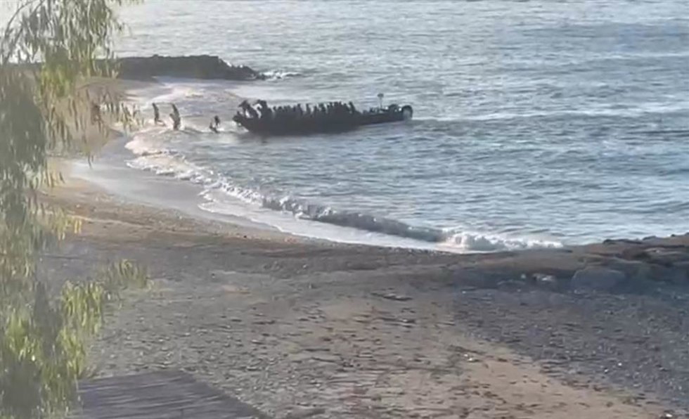 Archivo - Migrantes desembarcan en una playa del Poniente almeriense