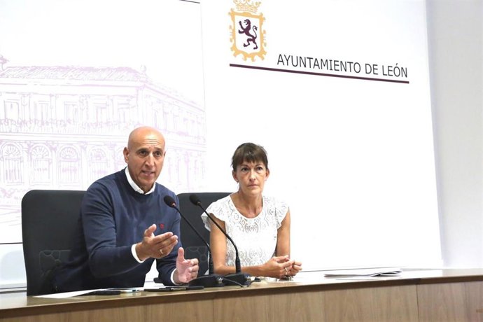 El alcalde de León, José Antonio Diez, junto con la técnico municipal, durante la presentación del proyecto de ampliación de préstamo de bicicletas.