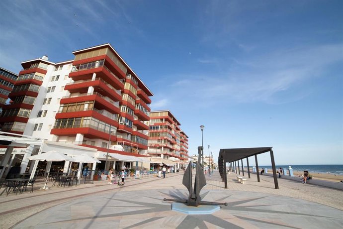 Archivo - Detalle del paseo marítimo de Matalascañas (Huelva). 