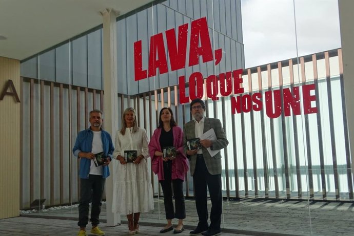 Presentación de la nueva temporada del LAVA a la que han asistido la concejal de Educación y Cultura, Irene Carvajal, y el director deL LAVA, Juan Herrero.