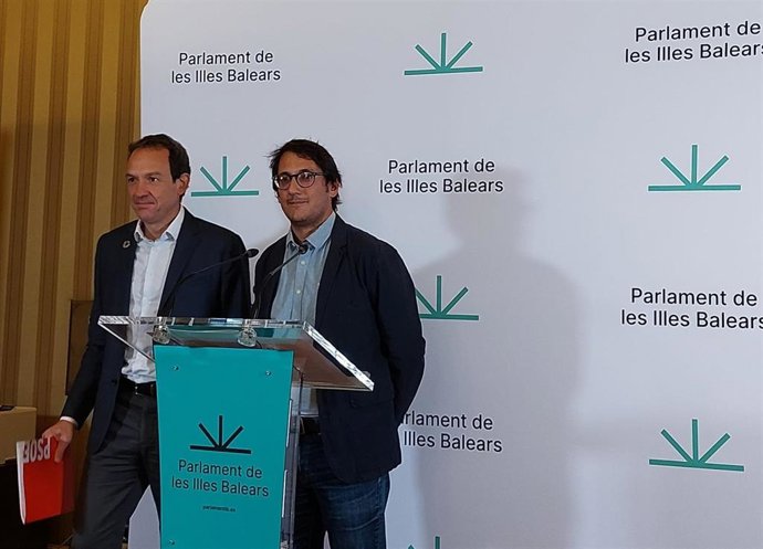El portavoz del Grupo Parlamentario Socialista, Iago Negueruela, y el portavoz adjunto, Marc Pons, en rueda de prensa